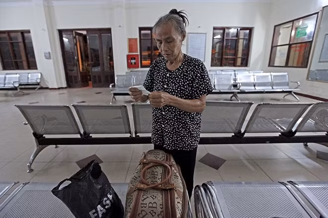 Chỉ duy nhất có một hành khách, bà Phạm Thị Bình (69 tuổi) quê ở Vĩnh Yên, Vĩnh Phúc đã đáp chuyến tàu từ Vĩnh Yên đến nhà ga Yên Viên từ 7 giờ tối hôm trước. Bà ngủ tại hàng ghế nhà chờ để đi tiếp đến Hạ Long. Bà Bình cho biết dù đi xe ô tô khách rất thuận tiện nhưng bà thường say xe nên đành phải đi tàu hỏa.