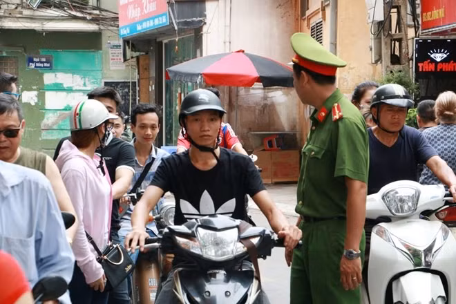 Công an TP Hà Nội đã huy động hơn 2,500 CBCS tham gia bảo vệ kỳ thi.