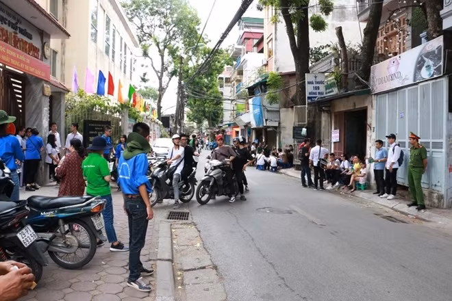 Tại tất cả các điểm thi đều có lực lượng thanh niên tình nguyện tham gia ứng trực. Các bạn thanh niên tình nguyện hầu hết là sinh viên của những trường đại học trên địa bàn Hà Nội.