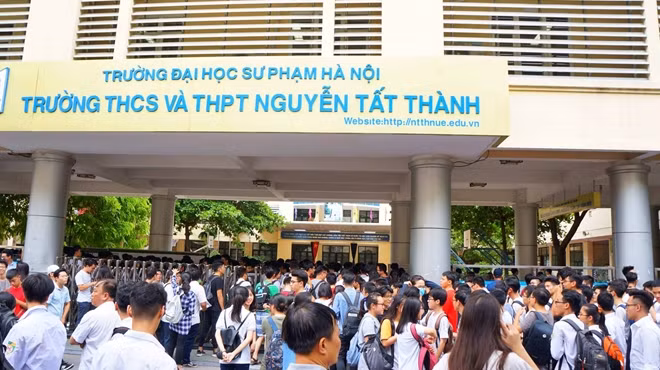 Tại điểm thi THPT Nguyễn Tất Thành (quận Cầu Giấy, Hà Nội)