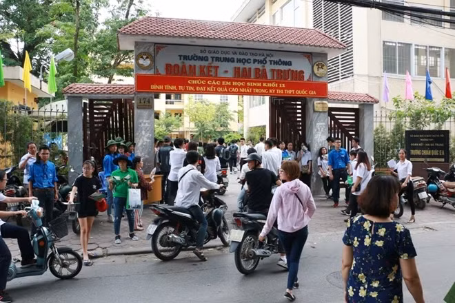 Cổng trường THPT Đoàn Kết (Hai Bà Trưng, Hà Nội) một trong các điểm thi THPT quốc gia 2018 cũng tập trung một lượng lớn các thí sinh và người nhà trong chiều 24-6.