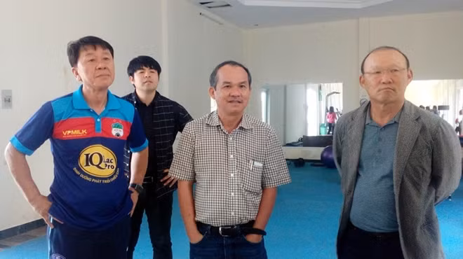 HLV Park Hang-seo và ông Đoàn Nguyên Đức. Ảnh: Zing