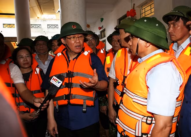 Phó Thủ tướng yêu cầu địa phương xử lý hiệu quả các vấn đề môi trường sau lũ; tính toán thiệt hại để báo cáo Chính phủ xem xét, hỗ trợ xuất cấp giống bảo đảm sản xuất ngay sau khi nước rút hoàn toàn. Ảnh VGP/Thành Chung.