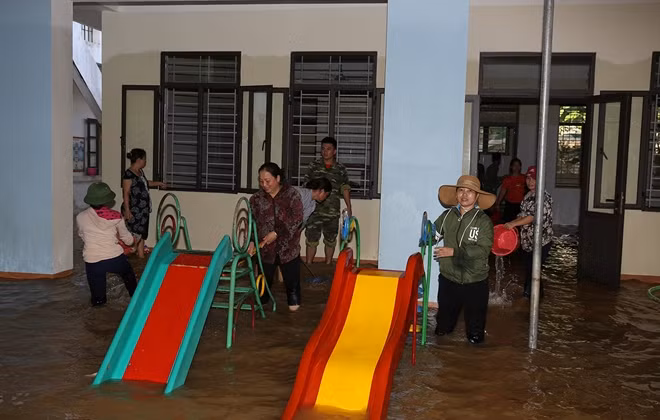 Hàng trăm ngôi trường ở Hà Tĩnh không thể khai giảng vì bị ngập hoàn toàn. Ảnh VGP/Thành Chung.