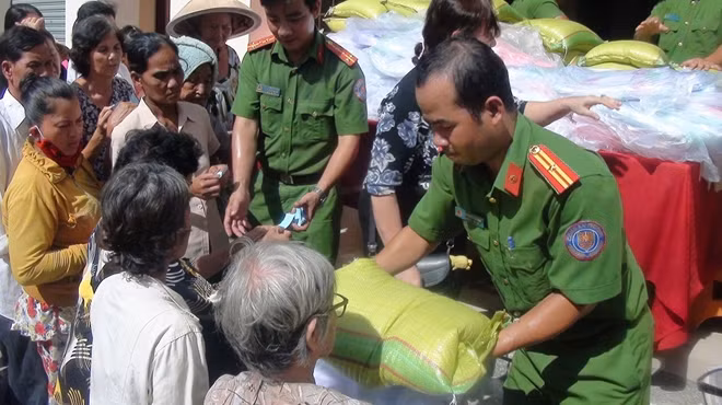 Công an phường 9 (TP Trà Vinh), tặng quà đồng bào nghèo trên địa bàn phường.