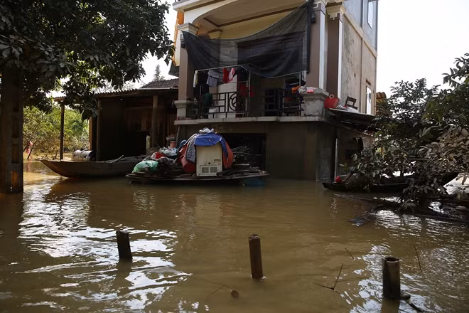 Hàng ngàn ngôi nhà ở "rốn lũ" Hương Khê ngập chìm trong nước, đời sống người dân đảo lộn. Ảnh VGP/Thành Chung.