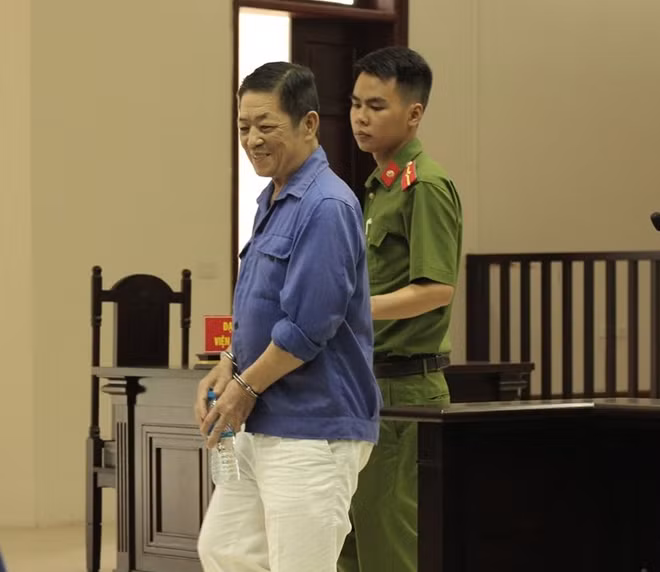 Bị cáo Hưng “kính”.