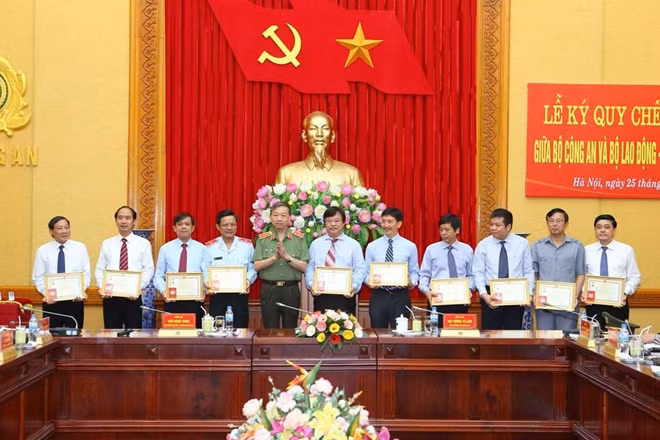 Bộ trưởng Tô Lâm trao Kỷ niệm chương "Bảo vệ an ninh Tổ quốc" tặng các cá nhân Bộ Lao động - Thương binh và Xã hội.