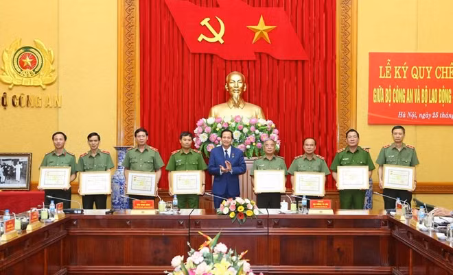 Bộ trưởng Đào Ngọc Dung trao Kỷ niệm chương “Vì sự nghiệp Lao động - Thương binh và Xã hội” tặng lãnh đạo Bộ Công an và các cá nhân