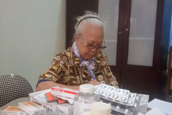 Y tá Sóc đã 87 tuổi nhưng rất nhiệt tình với công việc.
