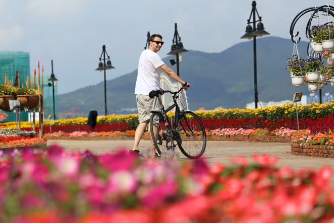 Nhiều vị khách nước ngoài thích thú khi tản bộ trên con đường hoa.