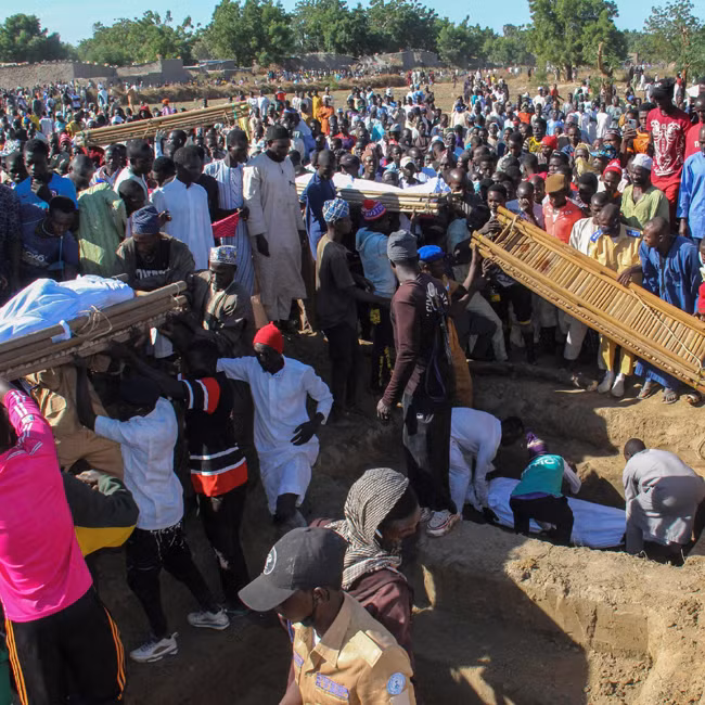 Người dân thị trấn Gamboru Ngala chôn cất những nạn nhân bị Boko Haram tàn sát.