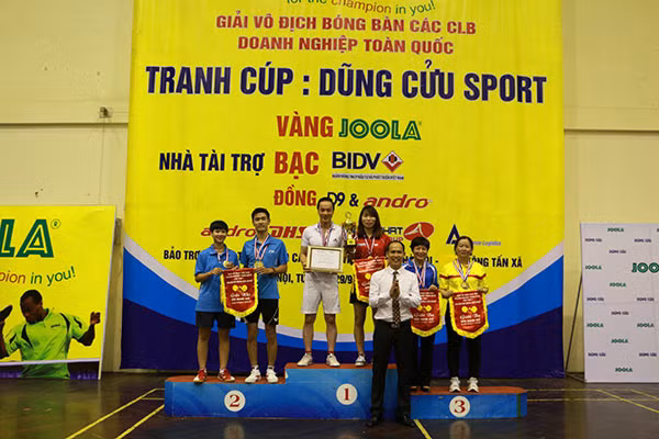 Trao Cup vô địch và huy chương vàng ở nội dung đôi nam nữ cấp lãnh đạo cho VĐV Việt Hưng – Lương Tám CLB Báo CAND.