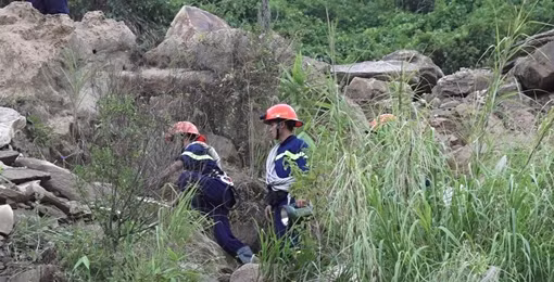 Lội rừng giải cứu du khách chơi dù lượn mất tích trong rừng