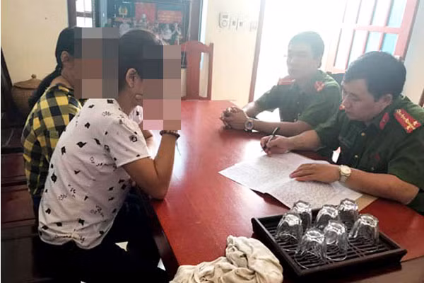 Bà Lê Thị Bằng và con gái tại cơ quan Công an
