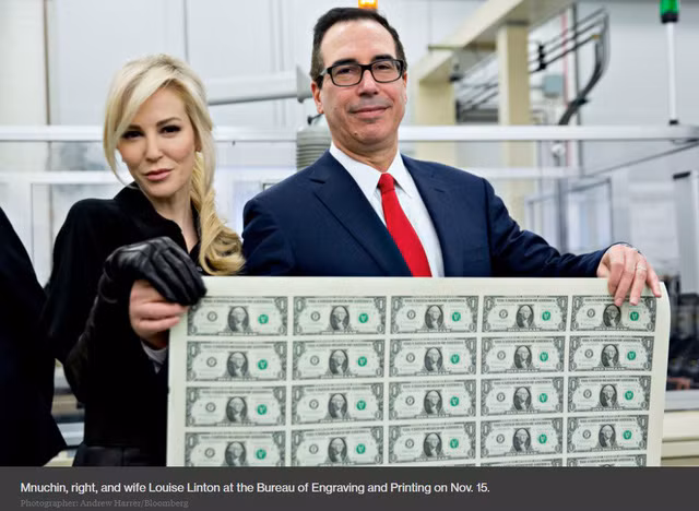Bức ảnh gây tranh cãi của vợ chồng ông Steven Mnuchin. Bức ảnh gây tranh cãi của vợ chồng ông Steven Mnuchin.