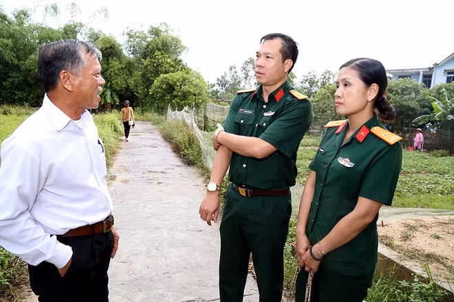 Chiều cùng ngày, Xuân Vinh và vợ về thăm lại quê hương, thắp hương ở mộ ông bà và đình làng Đình Tổ, phường Đông Giang (TP Đông Hà, Quảng Trị).