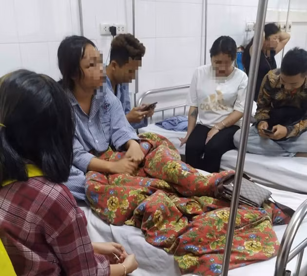Nữ sinh L. đang điều trị trong bệnh viện.