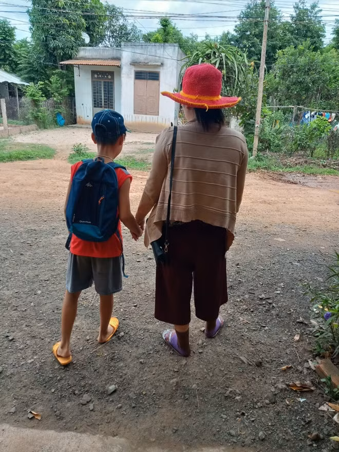 Sau khi li hôn, chị N. ôm con về nhà ngoại sống lặng lẽ, tránh tiếp xúc với nhiều người.