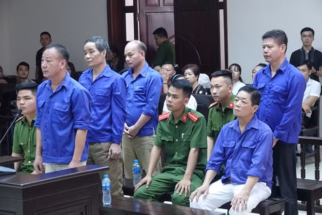 5 bị cáo bị đưa ra xét xử.