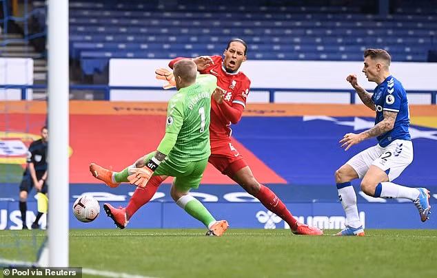 Pha va chạm của Van Dijk với thủ thành Everton.