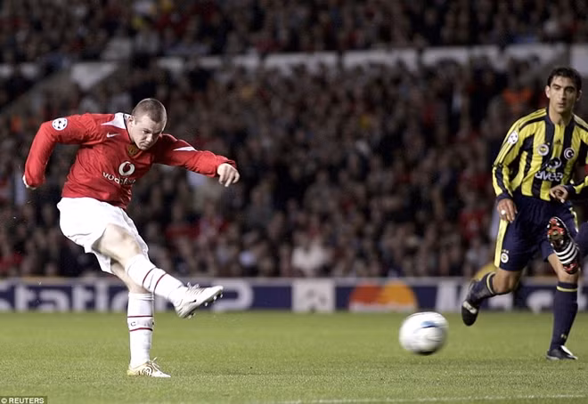 Sir Alex đã cho thấy sự đúng đắn khi quyết định bỏ một số tiền lớn mua Rooney về khi anh ghi một hat-trick ngay trong trận đấu đầu tiên của mình ở Champions League với Fenerbahce. Ảnh: Reuters.