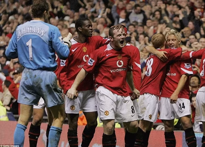 Rooney ăn mừng bằn thắng trong trận đấu MU chấm dứt chuỗi 49 trận bất bại của đại địch Arsenal ngày 24-10-2004. Ảnh: Getty Image.