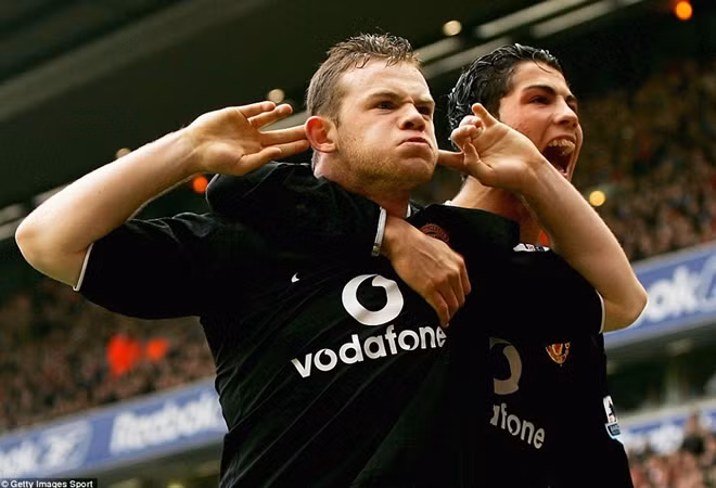 Rooney và Cristiano Ronaldo ăn mừng bàn thắng trong trận đấu với Liverpool tháng 1-2005. MU đã thắng đội bóng thành phố cảng, R10 và CR-7 đã ăn mừng bàn thắng đó như thể "trêu ngươi" fan của Liverpool. Ảnh: Getty Images.