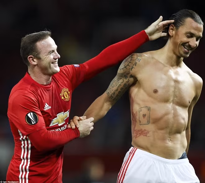 Wayne Rooney và Zlatan Ibrahimovic trong trận chung kết Europa League với Zorya Luhansk. Ảnh: Daily Mail.