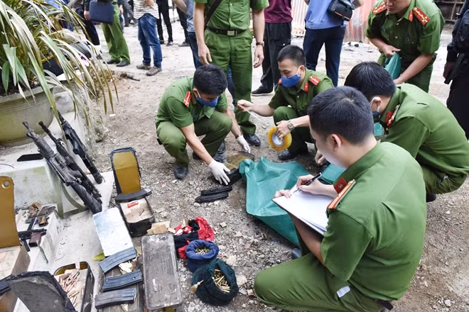 Lực lượng Công an thống kê tang vật, vũ khí tại hiện trường.