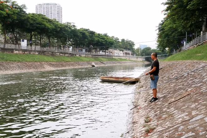 Trên bờ sông thi thoảng xuất hiện cả người câu cá.