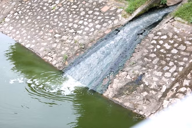 Tuy nhiên cũng theo ghi nhận của phóng viên vào sáng 10-7 các cống xả thải vào sông Tô Lịch vẫn có nước thải sinh hoạt chảy thẳng vào sông. Chính vì điều này nhiều người dân ở khu vực này lo lắng rằng sau khi hồ Tây đóng cửa xả, sông Tô Lịch lại bốc mùi như trước.