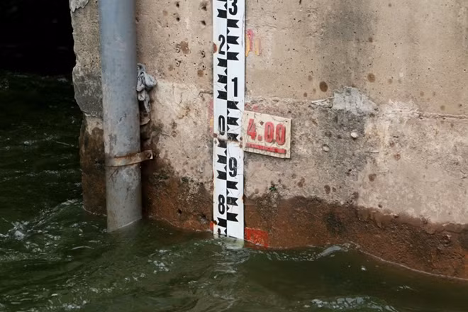 Mực nước trên sông tăng cao sau khi cửa xả được mở.