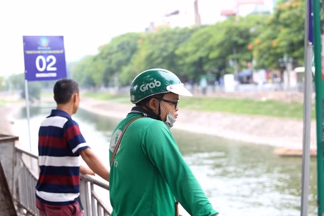 Anh Cường một người hay di chuyển gần sông Tô Lịch cho biết từ hôm qua tuyến sông này đã không còn ngửi thấy mùi hôi thối.