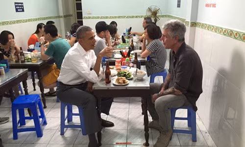Ông Anthony Bourdain ăn bún chả với cựu Tổng thống Barack Obama trong chuyến thăm Việt Nam hồi tháng 5/2016. Ông Anthony Bourdain ăn bún chả với cựu Tổng thống Barack Obama trong chuyến thăm Việt Nam hồi tháng 5/2016.