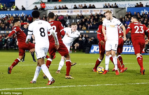 Tình huống nguy hiểm gần như duy nhất được Swansea cụ thể hóa thành bàn thắng. Ảnh: Getty Image.