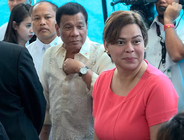 Tổng thống Rodrigo Duterte và con gái Sara, Thị trưởng thành phố Davao.