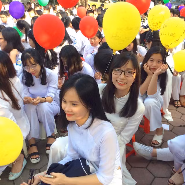 Bạn và tôi, đã nhiều lần thủ thỉ với nhau câu ấy. Nhưng biết làm sao khi ta không thể "tắt nắng đi", không thể "buộc gió lại" để chế ngự thời gian. Biết làm sao khi chúng ta, ai rồi cũng phải trưởng thành, dù yêu đến cháy lòng vẫn không thể sống mãi thời áo trắng...