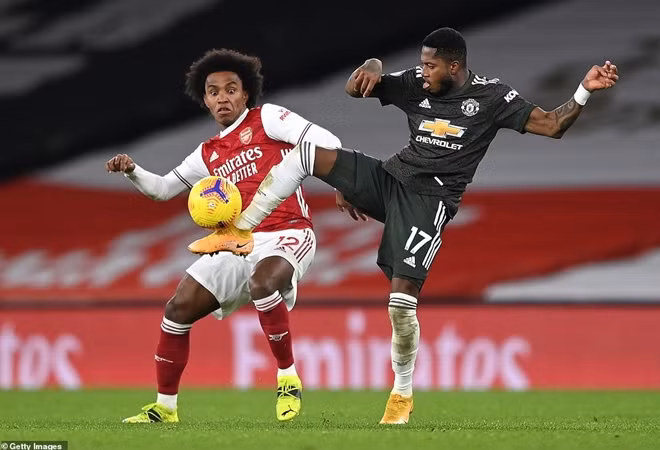 Trận đấu cũng chứng kiến màn đôi công hấp dẫn giữa 2 đội bóng trong hiệp 2 khi cả Arsenal lẫn MU đều chứng tỏ họ mong muốn có trọn vẹn 3 điểm ở trận này.