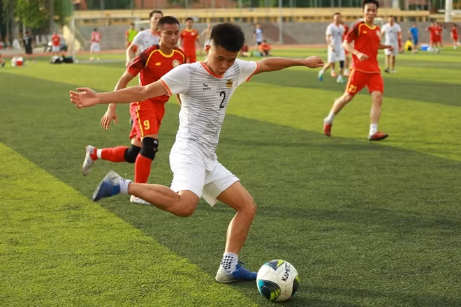 Đội bóng báo CAND (áo trắng) có trận ra quân trong chiều nay gặp đội Học viện An ninh (áo đỏ).