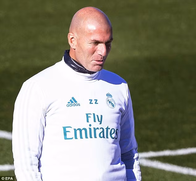 HLV Zidane đang chịu áp lực lớn. Ảnh: EPA.