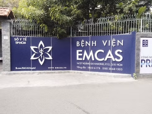 Sau sự cố bệnh nhân tử vong sau khi nâng ngực tại Bệnh viện Emcas, Sở Y tế đã tạm giữ chứng chỉ hành nghề của bác sĩ thực hiện ca phẫu thuật này.