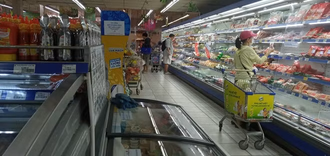 Siêu thị trong những ngày giãn cách ít người đến mua sắm, chủ yếu đặt hàng online để giao tận nhà.