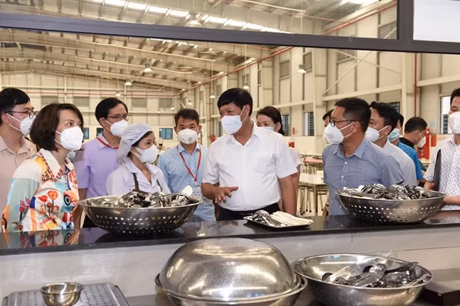 Thứ trưởng Bộ Y tế Đỗ Xuân Tuyên yêu cầu thực hiện nghiêm công tác phòng, chống dịch tại Nhà máy may Haivina, huyện Thạch Hà, Hà Tĩnh. Ảnh: Từ Thành.