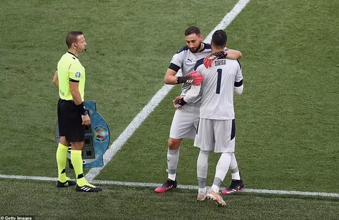 Italia chơi nhàn nhã, Azzurri thậm chí còn thay cả thủ môn...