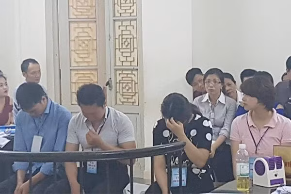 Các bị cáo tại phiên xử.