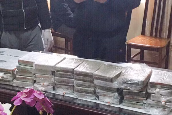 39 bánh heroin tang vật.