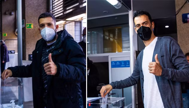 Không chỉ mình Lionel Messi mà nhiều cầu thủ khác của Barcelona cũng có quyền bỏ phiếu. Trong hình là JordiAlba và Sergio Busquets đi bỏ phiếu. Ảnh : FCB