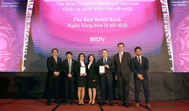 Đại diện BIDV nhận giải "Ngân hàng bán lẻ tốt nhất Việt Nam 2019" và "Ngân hàng có dịch vụ chấp nhận thẻ và quản lý dòng tiền tốt nhất Việt Nam 2019". Đại diện BIDV nhận giải "Ngân hàng bán lẻ tốt nhất Việt Nam 2019" và "Ngân hàng có dịch vụ chấp nhận thẻ và quản lý dòng tiền tốt nhất Việt Nam 2019".