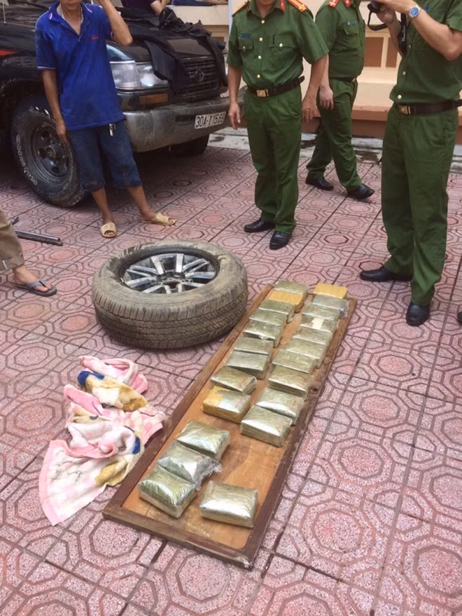 Số heroin “khủng” cất giấu trong lốp dự phòng.